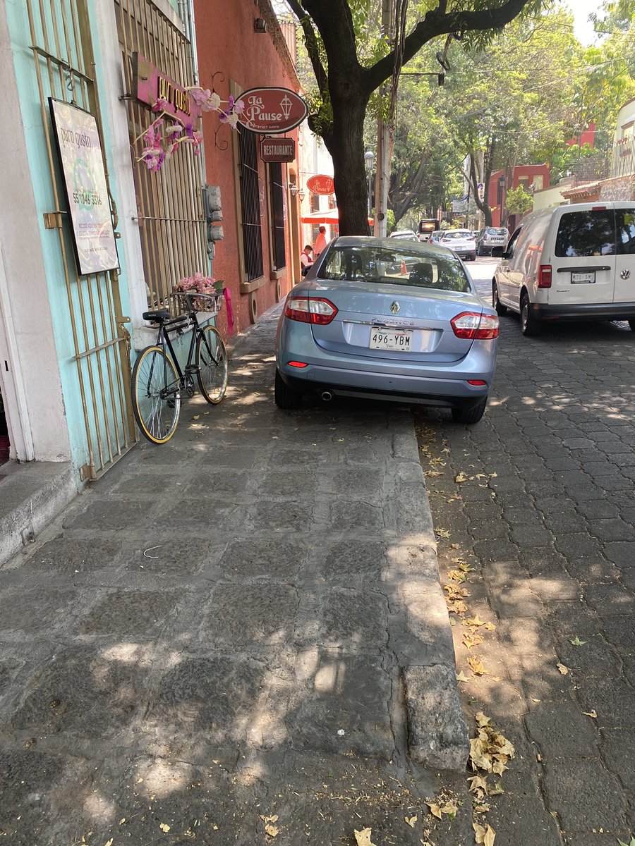 PuroGustoMX's tweet photo. @faustomortiz hoy se estacionó este otro coche sobre la banqueta. Tampoco es nuestro cliente. Ya lo reportamos y nadie viene a moverlo. A ver si nos ayudas a tuitearlo para que vengan a quitarlo. Gracias https://t.co/IDT40XaNeV