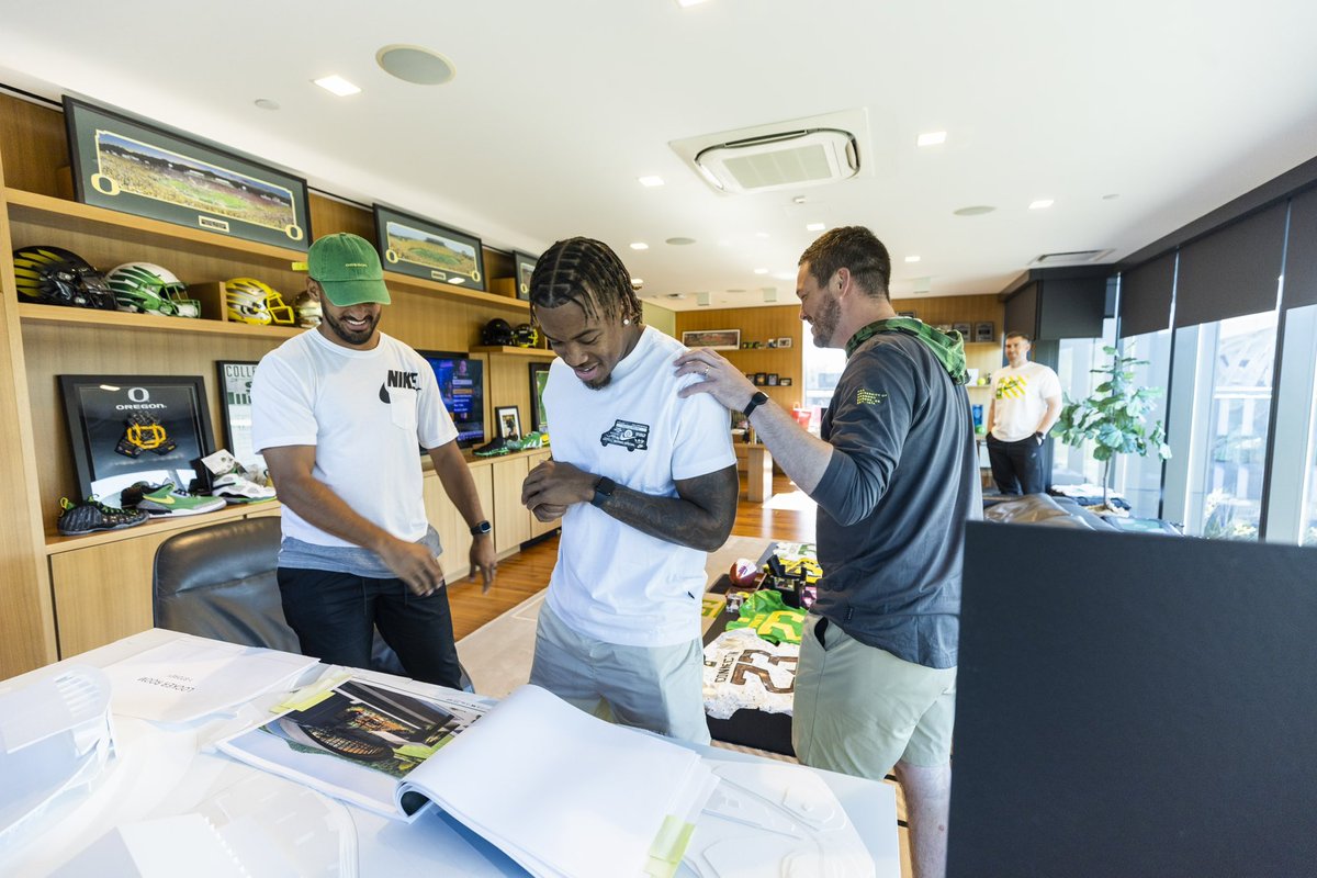 CoachDanLanning's tweet photo. The Coaches are READY @oregonfootball https://t.co/Qgi2yBCOSn