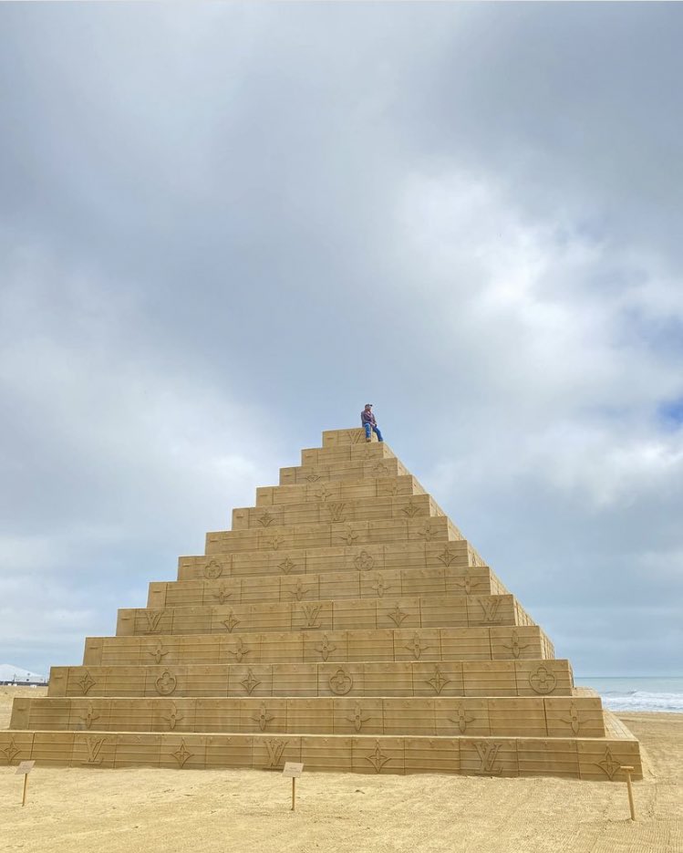 Shtreetwear's tweet photo. 30-Foot Tall Louis Vuitton Pyramid Built at Pharrell’s “Something in the Water” Festival https://t.co/YtEIYbNLtb