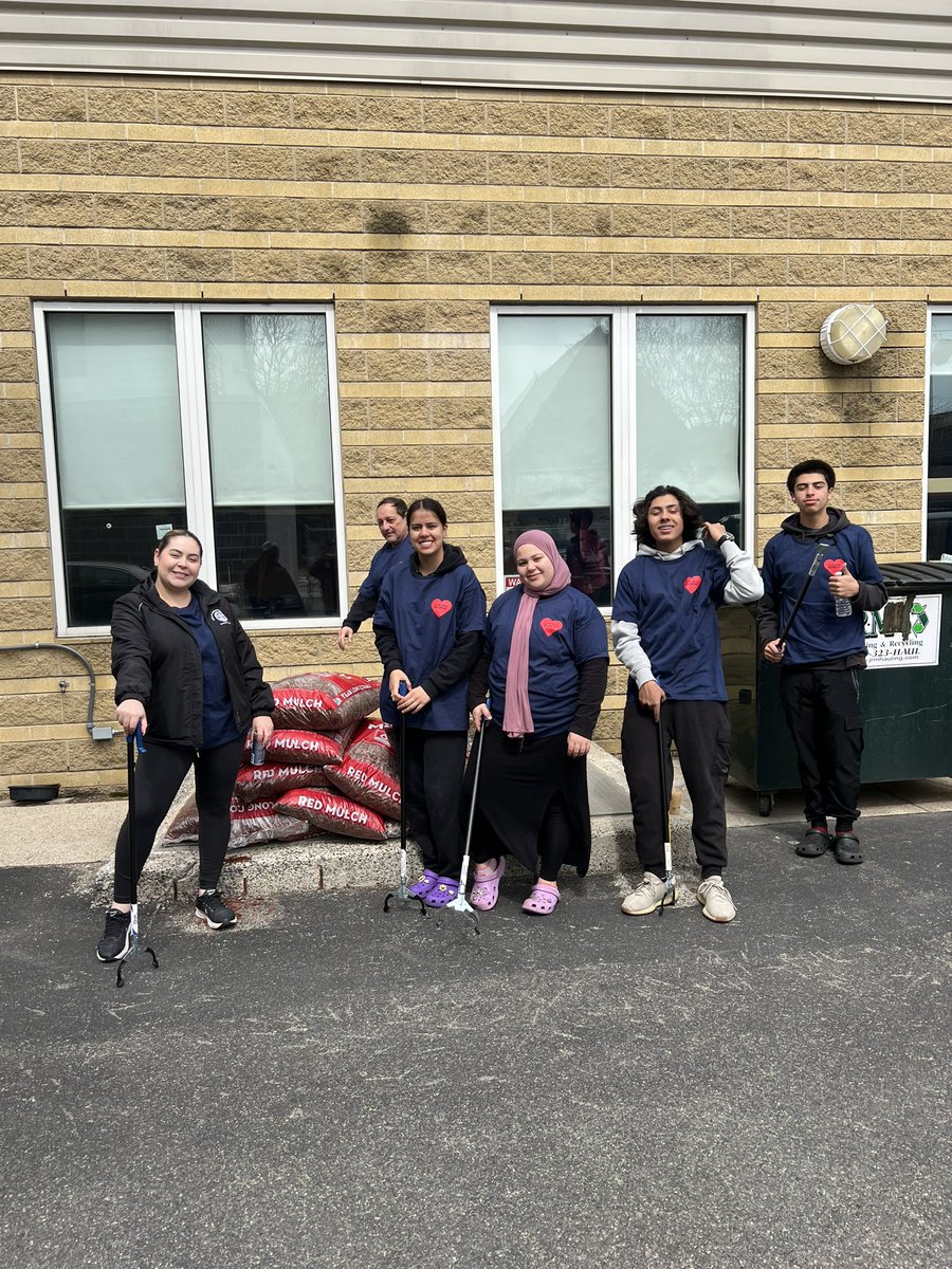 WE ♥️ OUR BLOCK!

Thank you SO much to all the neighbors who came out to clean and beautify #Eastie. 

Shoutout to @BostonCivicOrg and @BostonPWD for all the help🌸♥️