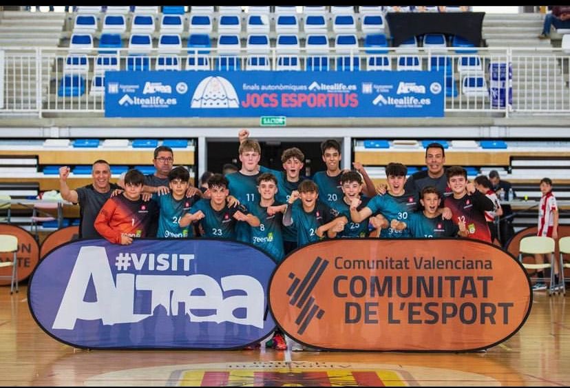 mrdosuna's tweet photo. Orgulloso mis compis de fatigas y RRss 
Enhorabuena @DonjoSalesiano.es @alexcastelmusic por vuestra clasificación para las fases nacionales !
Pero tb a esos @sherpartanosSalesianos y a CF e IF que se han desplazado a animar a su compañeros!!
#noescribimospaginas #AbrimosCaminos https://t.co/4LJx1Bul8S