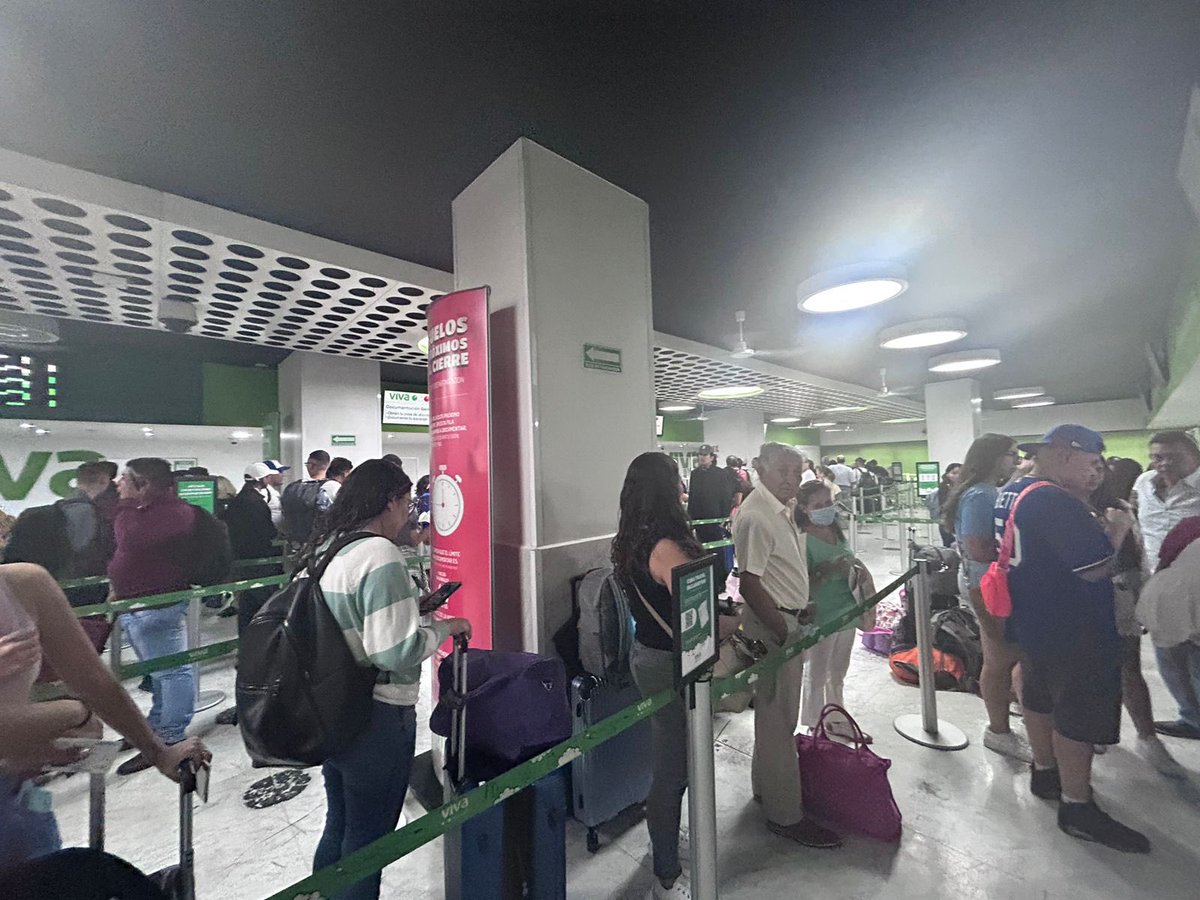 MarAnGV91's tweet photo. @Profeco  @VivaAerobus increible la gente esperando una solución y @VivaAerobus  no es capaz de resolver y ayudar a los clientes. Ningun apoyo de la gente de mostradores, por favor urgente una solución para viajar HOY https://t.co/MqLadayqdx