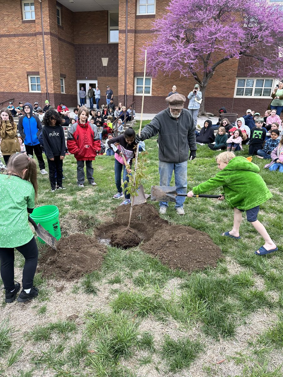@Avery_Tigers & Bellevue Tree committee joined together for #ArborDay by planting a tree in celebration. Thank you Don Preister & Bellevue Tree Committee for coming out & talking with students while helping plant a sugar maple tree. Excited to watch it grow 🌳#TeamBPS #bpsne