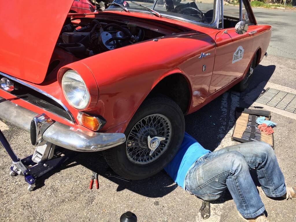 sprtscaradvntrs's tweet image. It’s not a true vintage rally unless someone busts out the tools! Here we see Dave Le starting initial repairs on cracked clutch hardline while stopped for lunch in Markleeville. #sunbeamalpine #roadsiderepairs #snowballrally