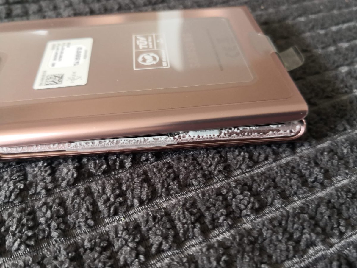 Manojchiba's tweet photo. @TAKEALOT @SamsungMobileSA @SamsungSA received ordered Note20 on 21/04, glue was coming off the phone. Returned and received another 29/04- same problem. Worse ever experience. How does a supplier stay on @TAKEALOT with such defects, not once but twice! https://t.co/BxvLKuArWj