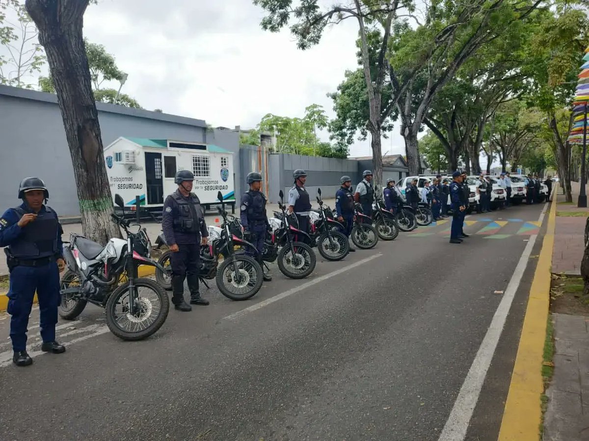 polimonagas2's tweet photo. #29Abr En el marco de la Gran Misión Cuadrantes de Paz que impulsan el Min @CeballosIchaso1 y el Gob @ErnestoLunaPsuv este fin de semana PoliMonagas desplegó operativo de seguridad en 4 parroquias de Maturín con la participación de 48 oficiales.
@Visipol_MIJP https://t.co/lSIZEg1Jth