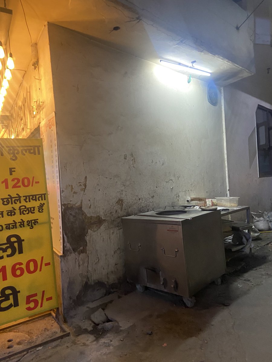 0000Pawan's tweet photo. @DelhiPolice @SBM_MCD @MCD_Delhi @LtGovDelhi @DelhiPwd @dttdcआपसे निवेदन है कि ये अतिक्रमण जो बढ़ते जा रहा हा उसपे आप सही समय रहते  हटवा ले,हमे हर दिन इसके कारण दिक़्क़त होती है हमे उम्मीद  इसपर आप जल्द कुछ कदम उठायेंगे 
ध्न्यवाद,यह फोटो baludhyan road near scoops,uttam nagar है। https://t.co/hPMZilMt1q
