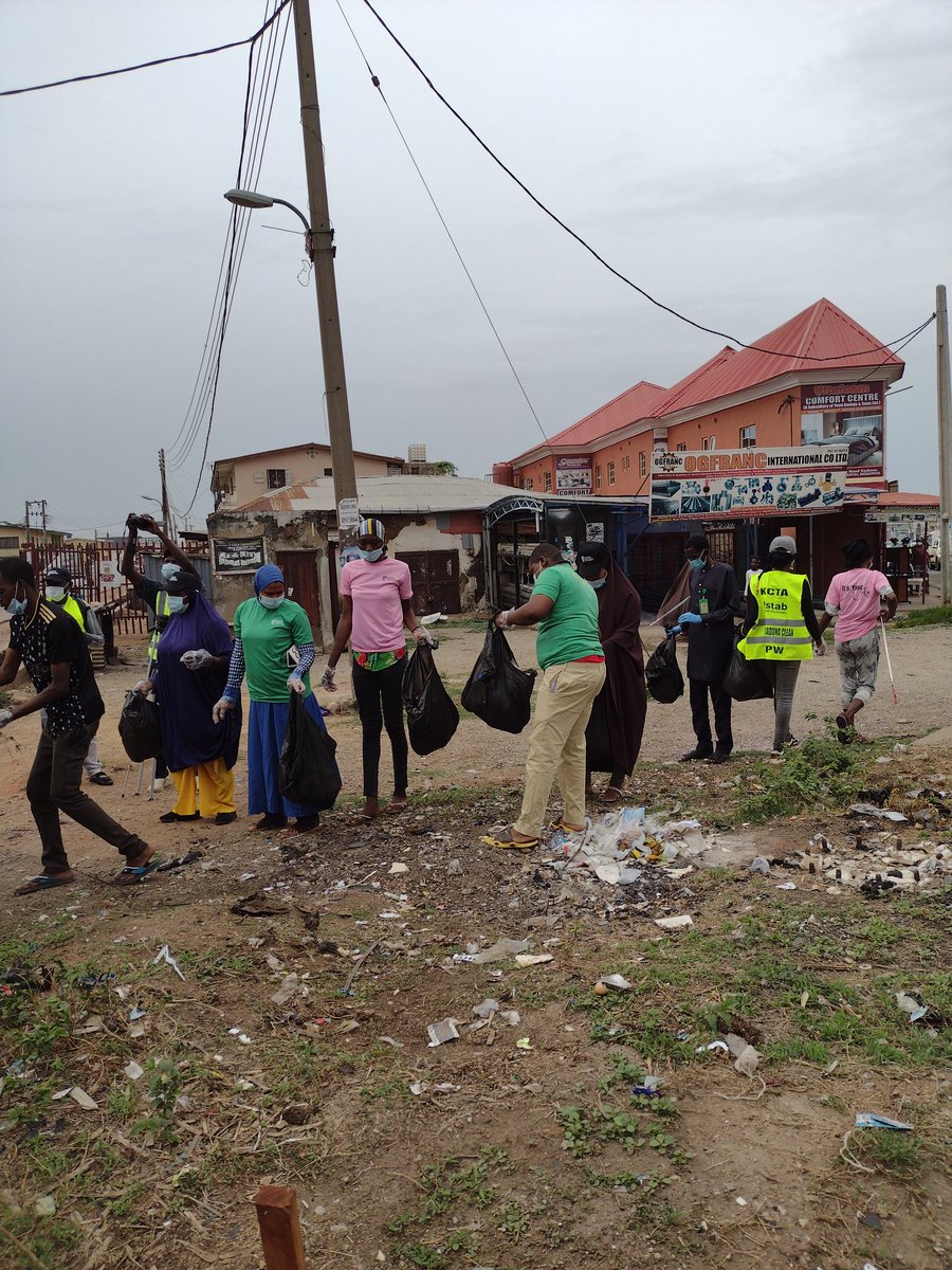 In commemorating the #EarthDay2023 @calped4devt participated in the KADACITY CLEAN UP 2.0 organized by @KCTA_KD 
#EarthDay2023 
#InvestInOurPlanet 
@kdMoEnvironment 
@KepaOfficial