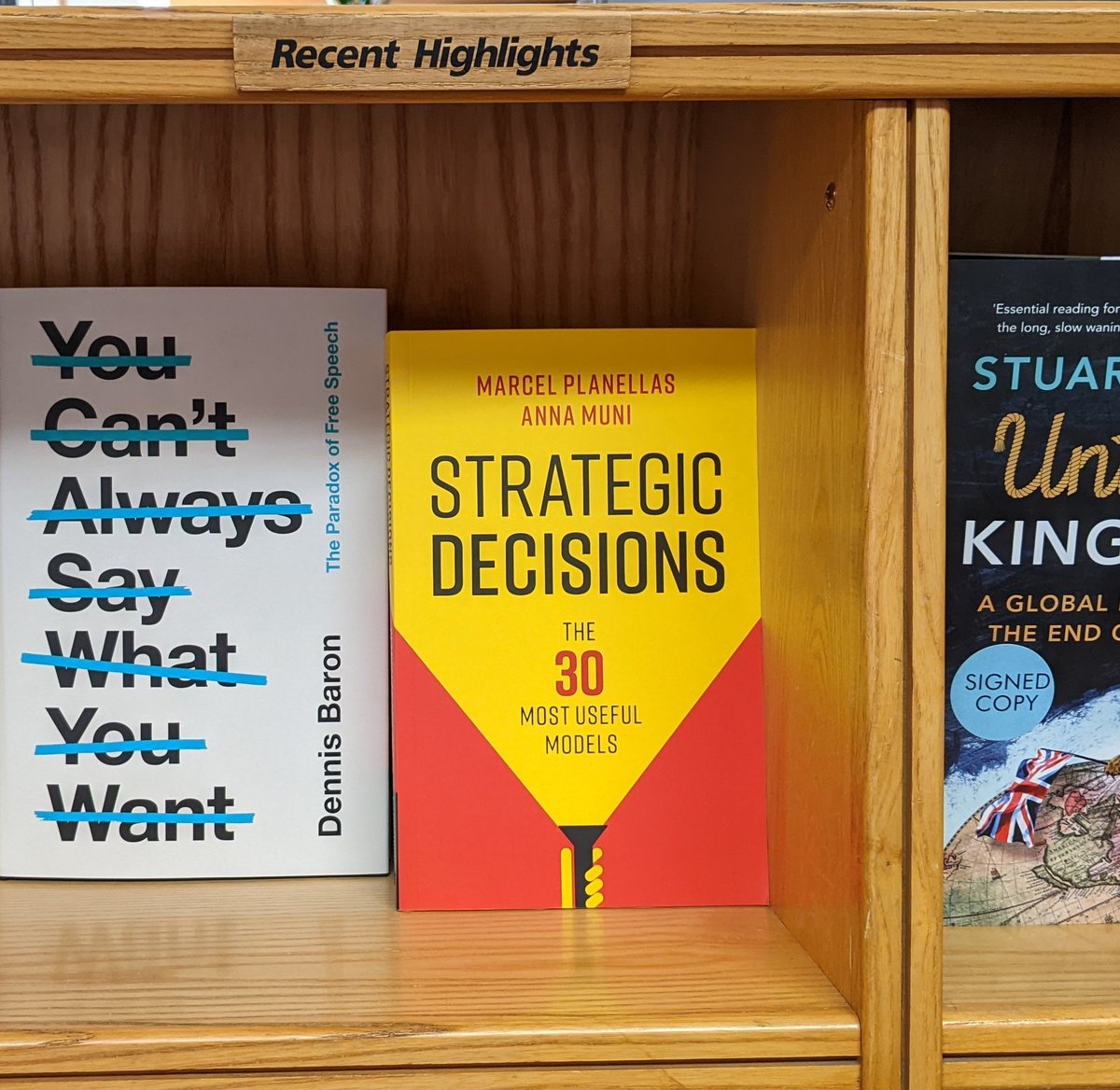 Entrar a la llibreria més antiga del Regne Unit i que el primer títol que llegeixes sigui del <a href="/marcelplanellas/">Marcel Planellas</a> i l'<a href="/annamuni/">anna muni</a> ♥️