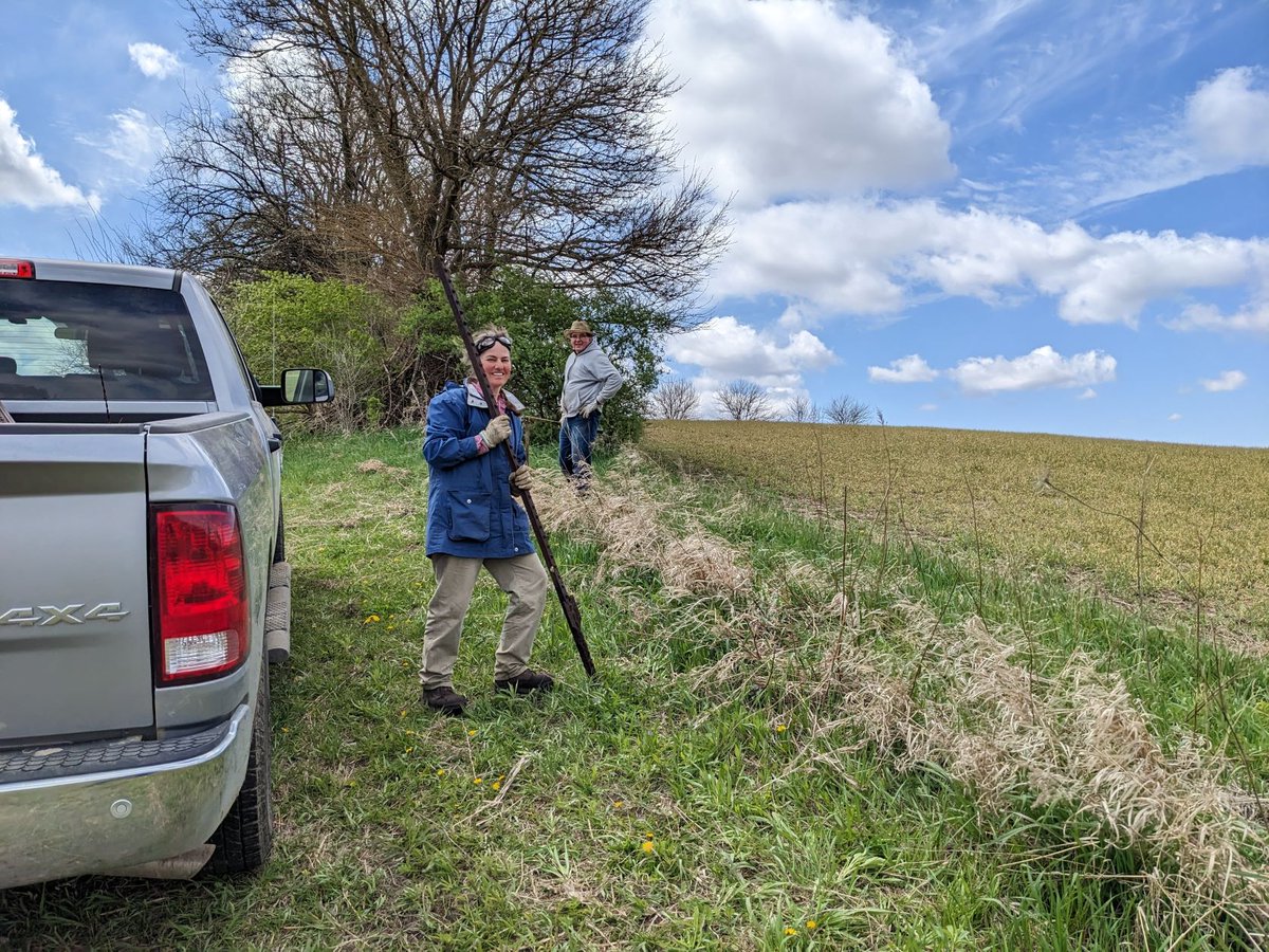 The rain went away and it became a beautiful day to remove some old fencing. By removing the fence we make sure animals do not get caught in the barb wire. Come join us for more workdays this year! franklincreekconservation.org/stewardship-wo…