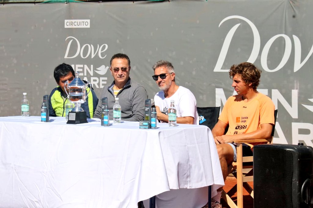 MindepCoquimbo's tweet photo. Seremi del Deporte @fernandolaser junto a @elpulgadelapena , Cristian Leyton del Club de Tenis de Coquimbo y el jugador Pedro Boscardín dieron el vamos al @ChalChileLegion en el puerto, que se inicia este 1 de mayo. 👋💪🎾 https://t.co/QMJeo8wisn