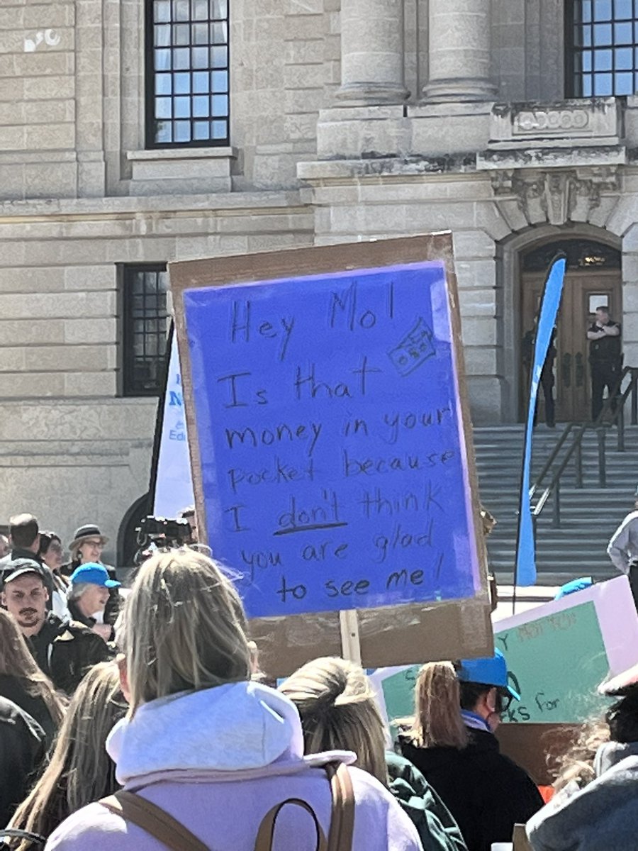 JeffWaltersSask's tweet image. Some awesome signs! 

#skpoli #sask #MakeNoise4Ed