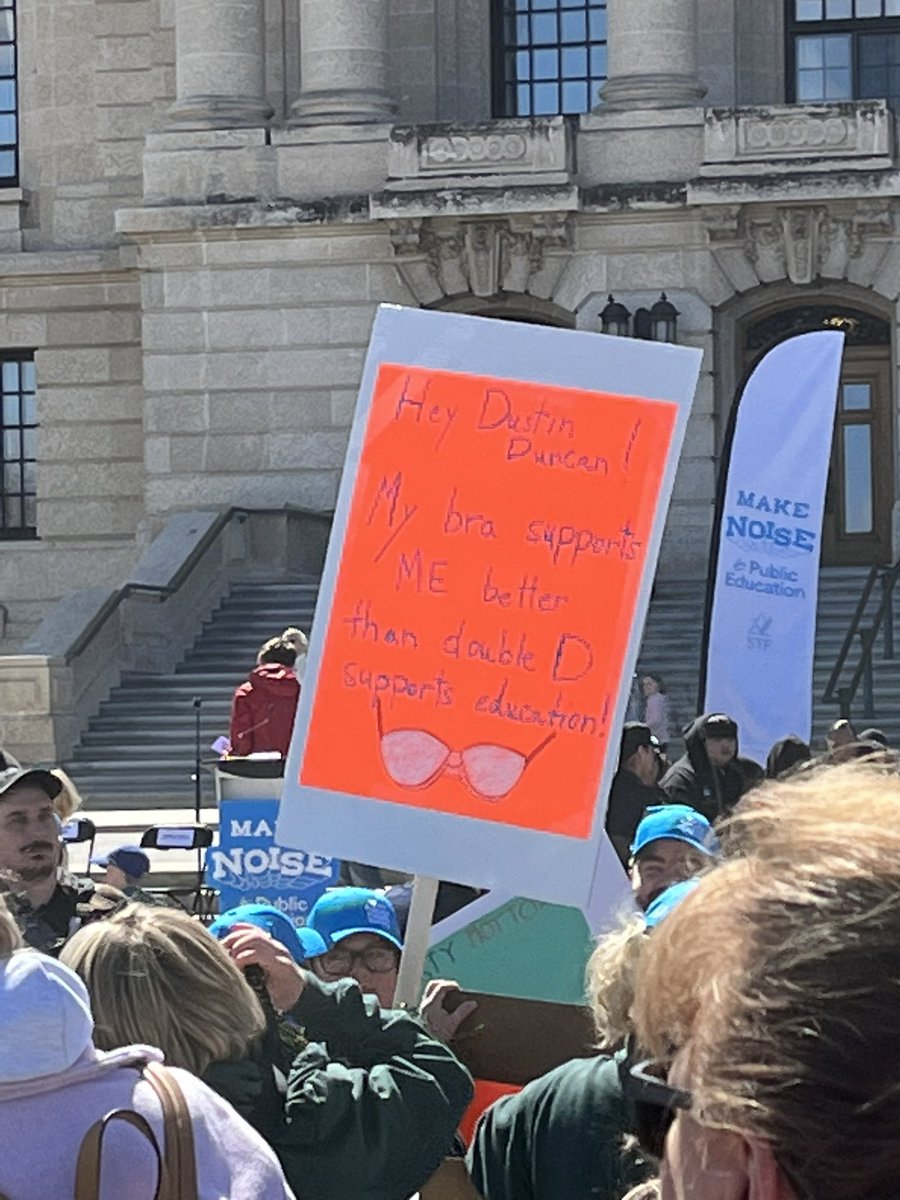 JeffWaltersSask's tweet image. Some awesome signs! 

#skpoli #sask #MakeNoise4Ed