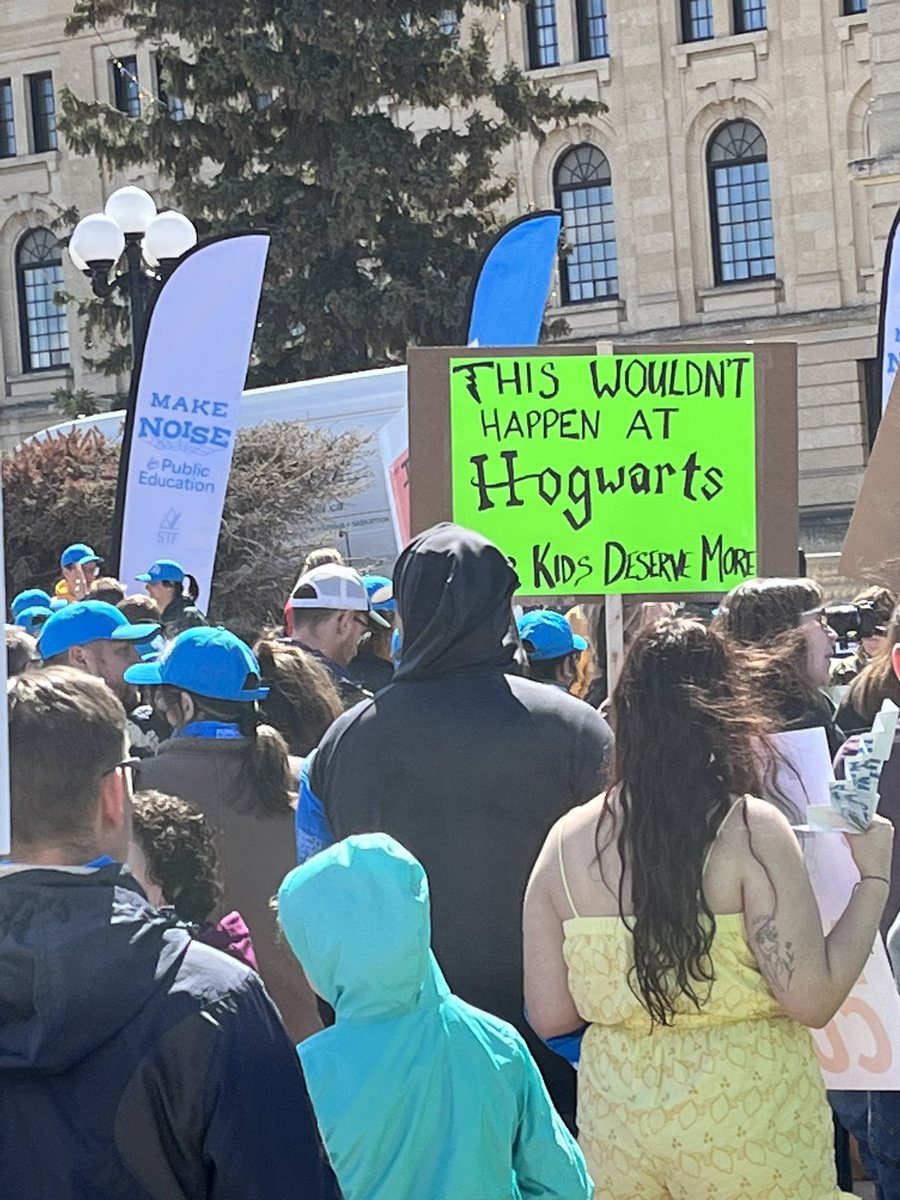 JeffWaltersSask's tweet image. Some awesome signs! 

#skpoli #sask #MakeNoise4Ed