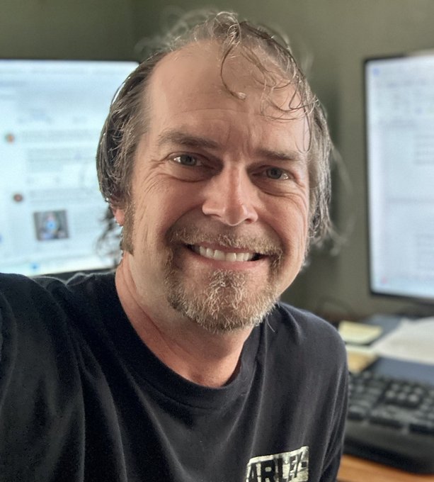 Spun around from my desk, got a selfie 📸  How&rsquo;s your day going? https://t.co/mp8ejqU8s7<a href="/tag/superbluemoon"class="tags"><span>#superbluemoon</span></a>