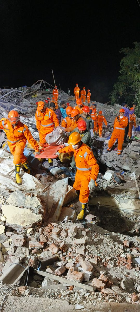 05NDRF's tweet image. NDRF in action
#2300hrs/29April
G+2 Building collapsed @Vardhaman Compound in Kailashnagar, Valpada,Dist-Thane (MH)
#Rescued 4 live victims (M-2,F-2),
#Extricated 02 F (dead)
#4 Teams are on site
#SAR Ops continue
Total-09L/03D
@Ani
@sdmamaharashtra
@ndrfhq
@ndmaindia
@PIBMumbai
