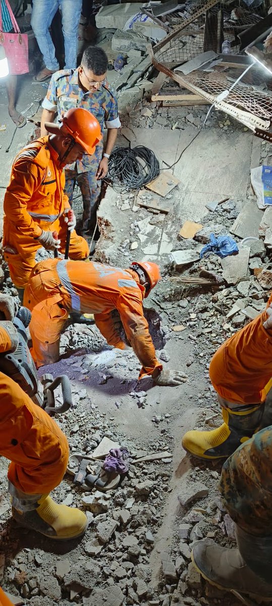 05NDRF's tweet image. NDRF in action
#2300hrs/29April
G+2 Building collapsed @Vardhaman Compound in Kailashnagar, Valpada,Dist-Thane (MH)
#Rescued 4 live victims (M-2,F-2),
#Extricated 02 F (dead)
#4 Teams are on site
#SAR Ops continue
Total-09L/03D
@Ani
@sdmamaharashtra
@ndrfhq
@ndmaindia
@PIBMumbai