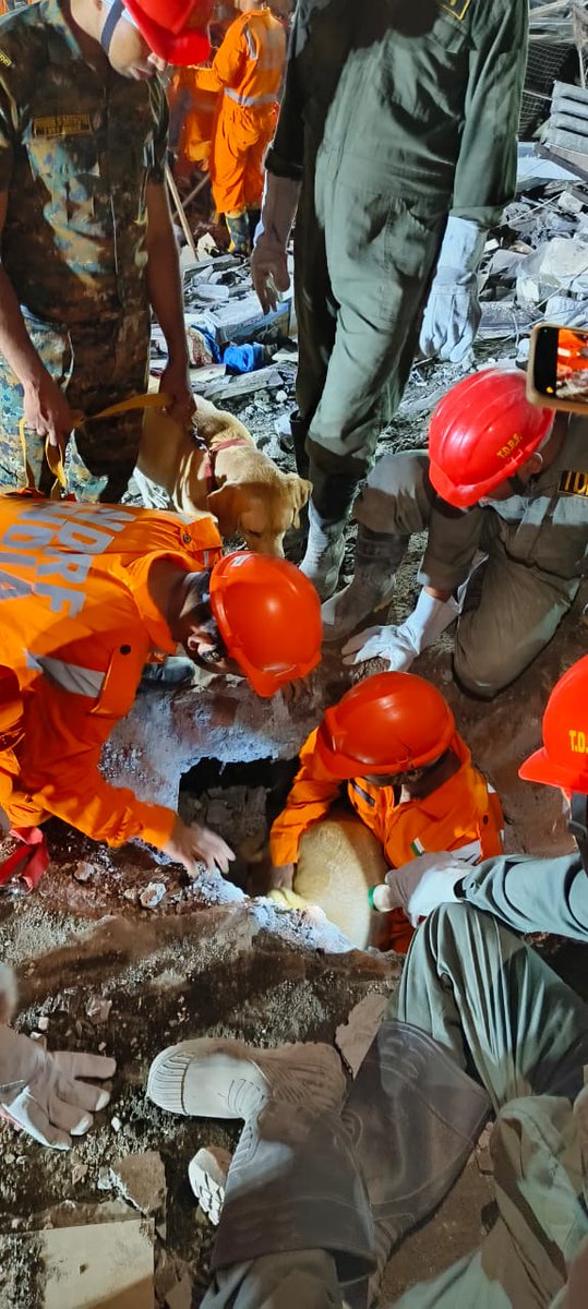 05NDRF's tweet image. NDRF in action
#2300hrs/29April
G+2 Building collapsed @Vardhaman Compound in Kailashnagar, Valpada,Dist-Thane (MH)
#Rescued 4 live victims (M-2,F-2),
#Extricated 02 F (dead)
#4 Teams are on site
#SAR Ops continue
Total-09L/03D
@Ani
@sdmamaharashtra
@ndrfhq
@ndmaindia
@PIBMumbai