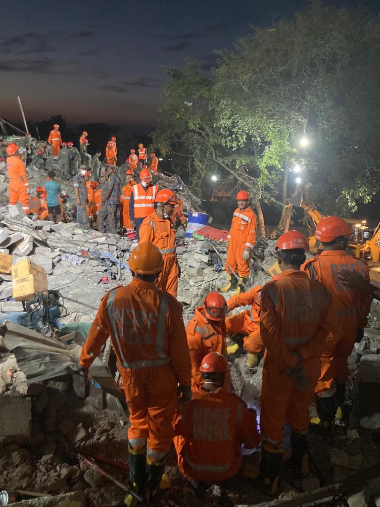 05NDRF's tweet image. NDRF in action
#2300hrs/29April
G+2 Building collapsed @Vardhaman Compound in Kailashnagar, Valpada,Dist-Thane (MH)
#Rescued 4 live victims (M-2,F-2),
#Extricated 02 F (dead)
#4 Teams are on site
#SAR Ops continue
Total-09L/03D
@Ani
@sdmamaharashtra
@ndrfhq
@ndmaindia
@PIBMumbai