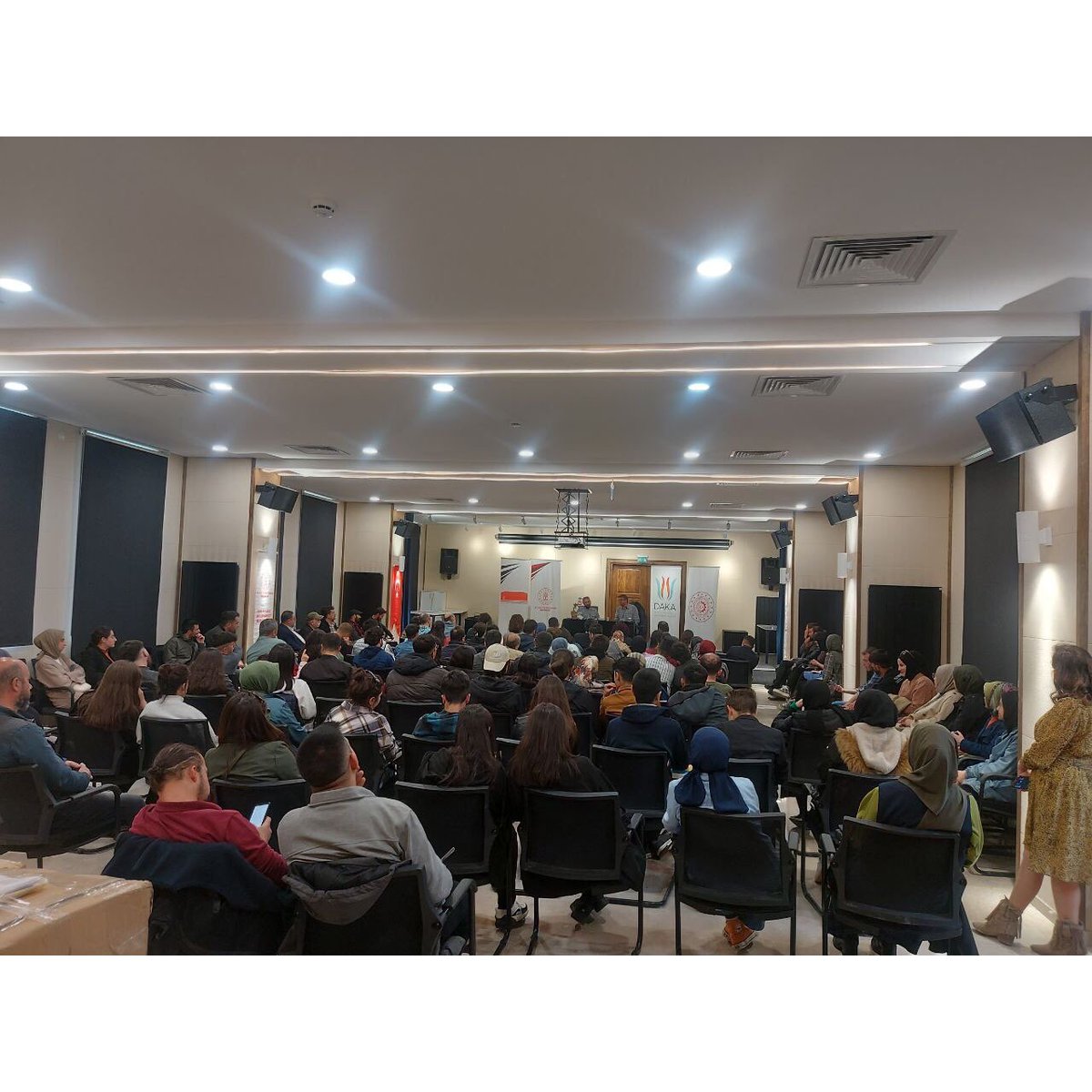 Vankutup's tweet photo. #DAKAdesteğiyle "Gençler İçin İlham Veren Konferanslar" programı kapsamında ✍️ Yazar Doç. Dr. Fethi DEMİR ile 🗨️ “Sanatta, Edebiyatta, Kültürde Yeni Eğilimler: Yeraltı Edebiyatı ” başlığında çok verimli geçen söyleşi-imza etkinliği gerçekleştirdik. https://t.co/a6APPFiAUy