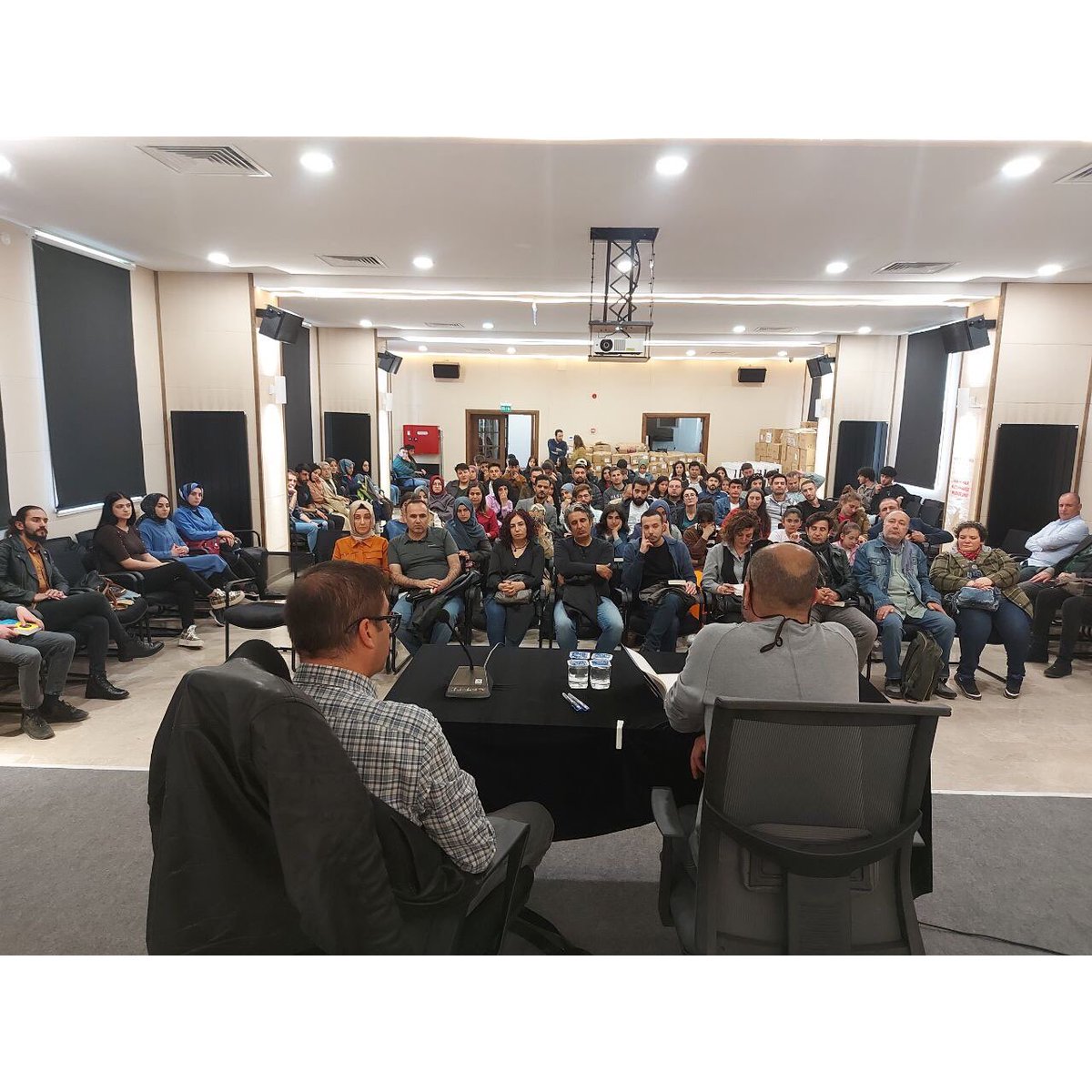 Vankutup's tweet photo. #DAKAdesteğiyle "Gençler İçin İlham Veren Konferanslar" programı kapsamında ✍️ Yazar Doç. Dr. Fethi DEMİR ile 🗨️ “Sanatta, Edebiyatta, Kültürde Yeni Eğilimler: Yeraltı Edebiyatı ” başlığında çok verimli geçen söyleşi-imza etkinliği gerçekleştirdik. https://t.co/a6APPFiAUy