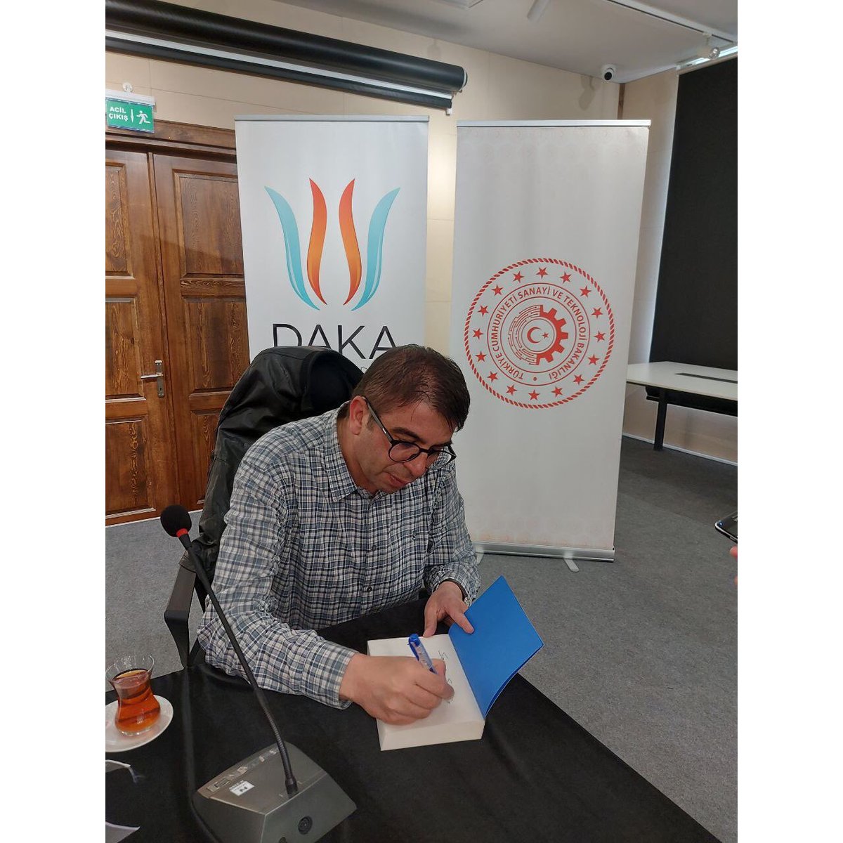 Vankutup's tweet photo. #DAKAdesteğiyle "Gençler İçin İlham Veren Konferanslar" programı kapsamında ✍️ Yazar Doç. Dr. Fethi DEMİR ile 🗨️ “Sanatta, Edebiyatta, Kültürde Yeni Eğilimler: Yeraltı Edebiyatı ” başlığında çok verimli geçen söyleşi-imza etkinliği gerçekleştirdik. https://t.co/a6APPFiAUy