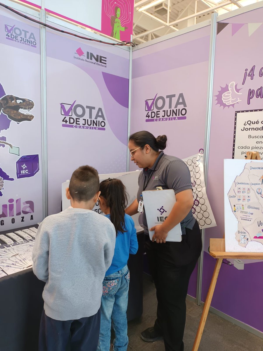 CD13_Coah's tweet photo. #IECInvita 
Nuestra consejera @Jake02Ceci promueve entre los chiquitines cultura cívica y electoral en el stand del @IEC_Coahuila en la @FILCoahuila 2023 📚,  promueve también la Urna Electrónica y programas que implementa el Instituto. @MariSaucedo19 @rodrigo_0378 @Jorge_dlp https://t.co/b45fWx8vCr