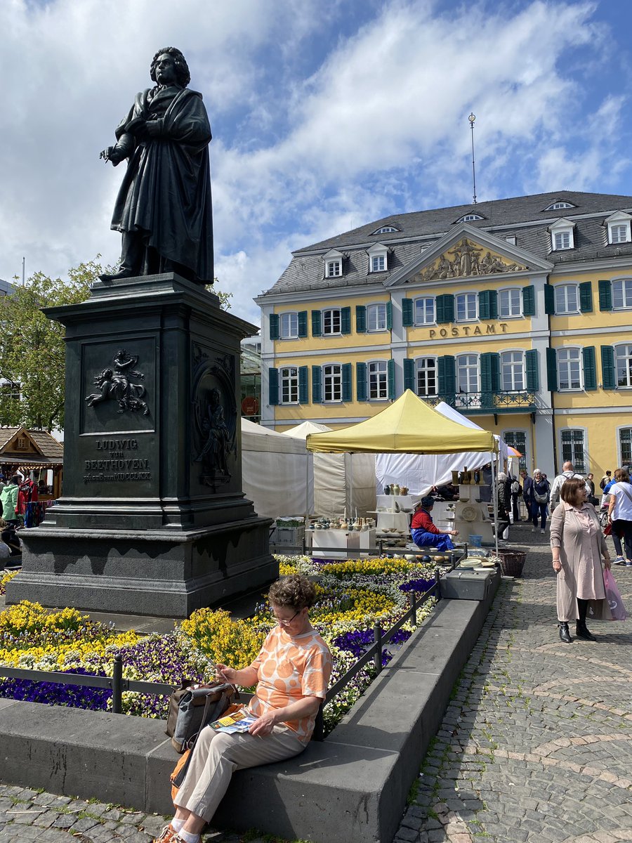 Bonnentdecken's tweet photo. Auch morgen wieder auf dem Münsterplatz- der Kunsthandwerker Markt https://t.co/4sPTzRhqEb