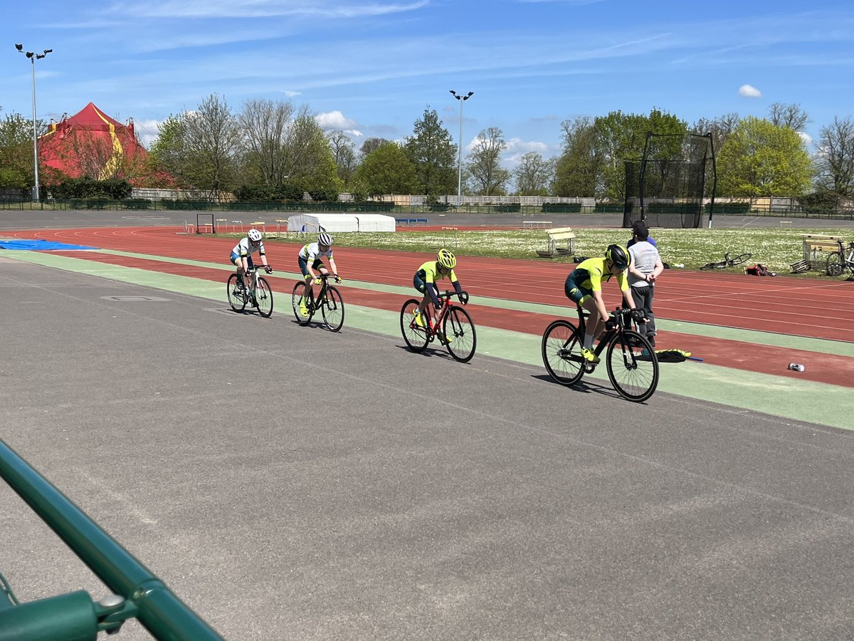 Another action &amp; fun packed session in the sunshine today for free and fixed wheel.  Handicap &amp; scratch races, flying and full lap sprints, slowing down &amp; stopping on fixed, Italian pursuits and the rider favourite ‘race of unknown distance’. <a href="/AWCyclesReading/">AW Cycles</a> <a href="/PalmerParkVelo/">Palmer Park Velo</a>