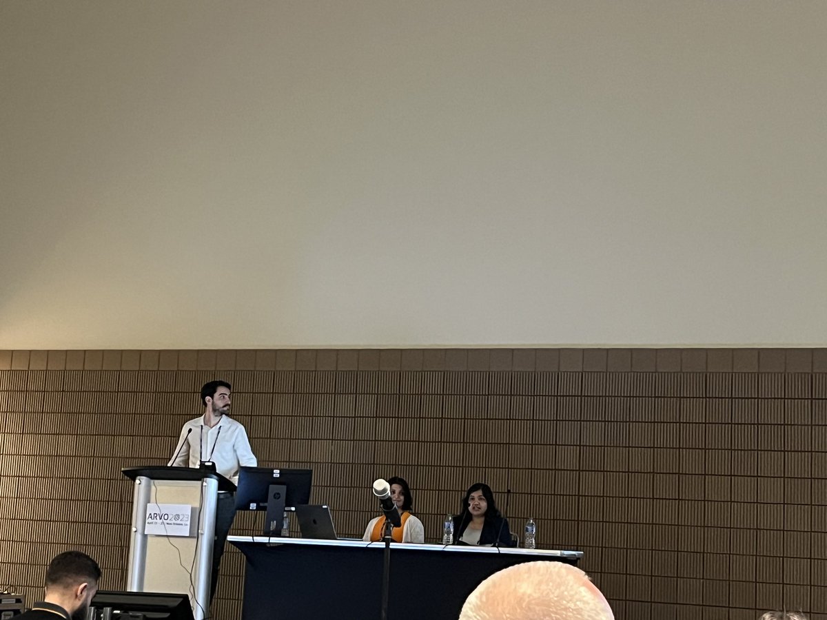 imogrupomiranza's tweet photo. El Dr. Arnau Navinés, esta semana, durante su presentación en el #ARVO2023. ¡Buen trabajo, conpañeros! 🙌 #LabTeam @FundacionImo @ARVOinfo https://t.co/LYKBJuyhEc