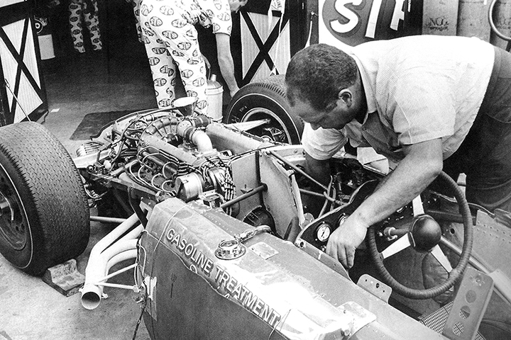 AmerHotRodFdn's tweet photo. PHOTO OF THE DAY
𝚂𝚊𝚝𝚞𝚛𝚍𝚊𝚢, 𝙰𝚙𝚛 𝟸𝟿, 𝟸𝟶𝟸𝟹

Andy Granatelli is seen working on his 1965 Indy entry in Gasoline Alley, making an adjustment in the driver's compartment. (AGC_002)

Read more: https://t.co/uzJ3fdYChh

#Indy500 #AutoRacingHistory https://t.co/kgfra5hOTs