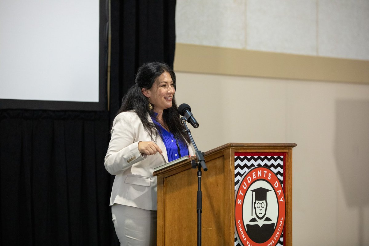 svauthorsfest's tweet photo. U.S. Poet Laureate and Sonoma native, Ada Limón @adalimon is in the Dragon’s den at Sonoma Valley High School for #SVAF Students Day!
📷 Scott Chernis https://t.co/j8iDCCi1Pr