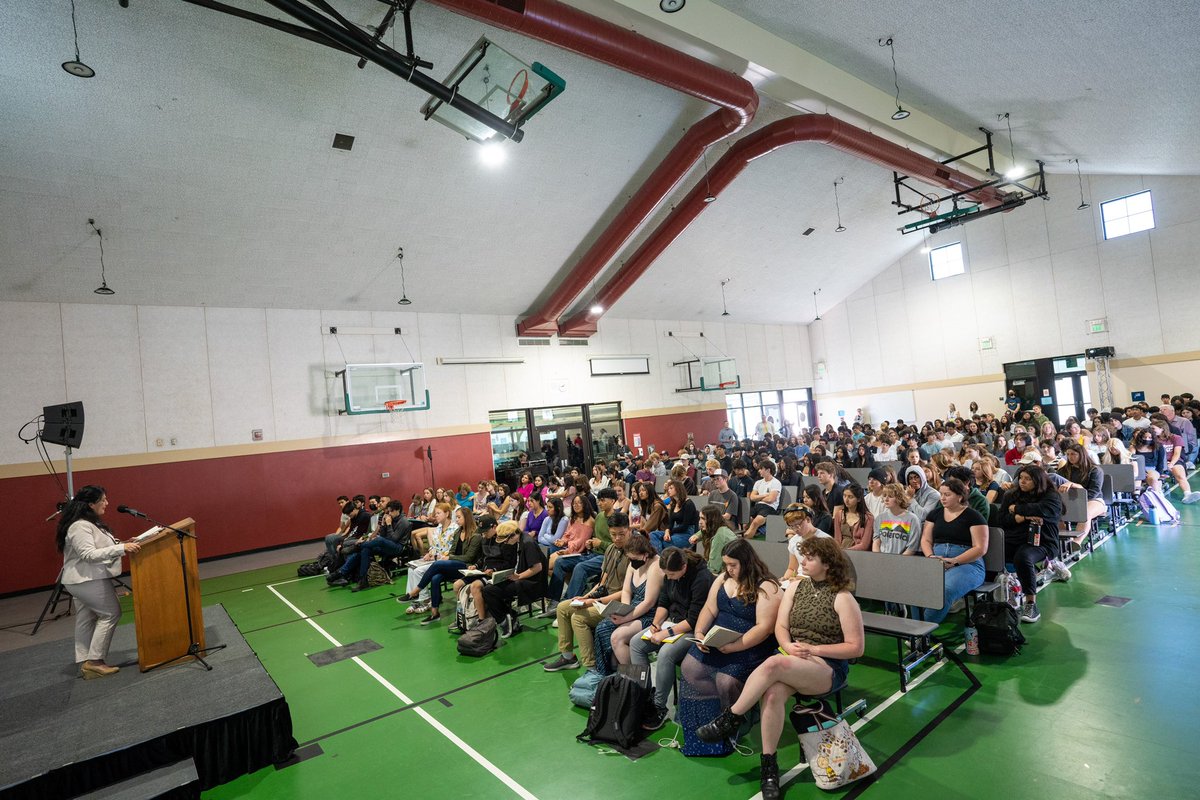 svauthorsfest's tweet photo. U.S. Poet Laureate and Sonoma native, Ada Limón @adalimon is in the Dragon’s den at Sonoma Valley High School for #SVAF Students Day!
📷 Scott Chernis https://t.co/j8iDCCi1Pr