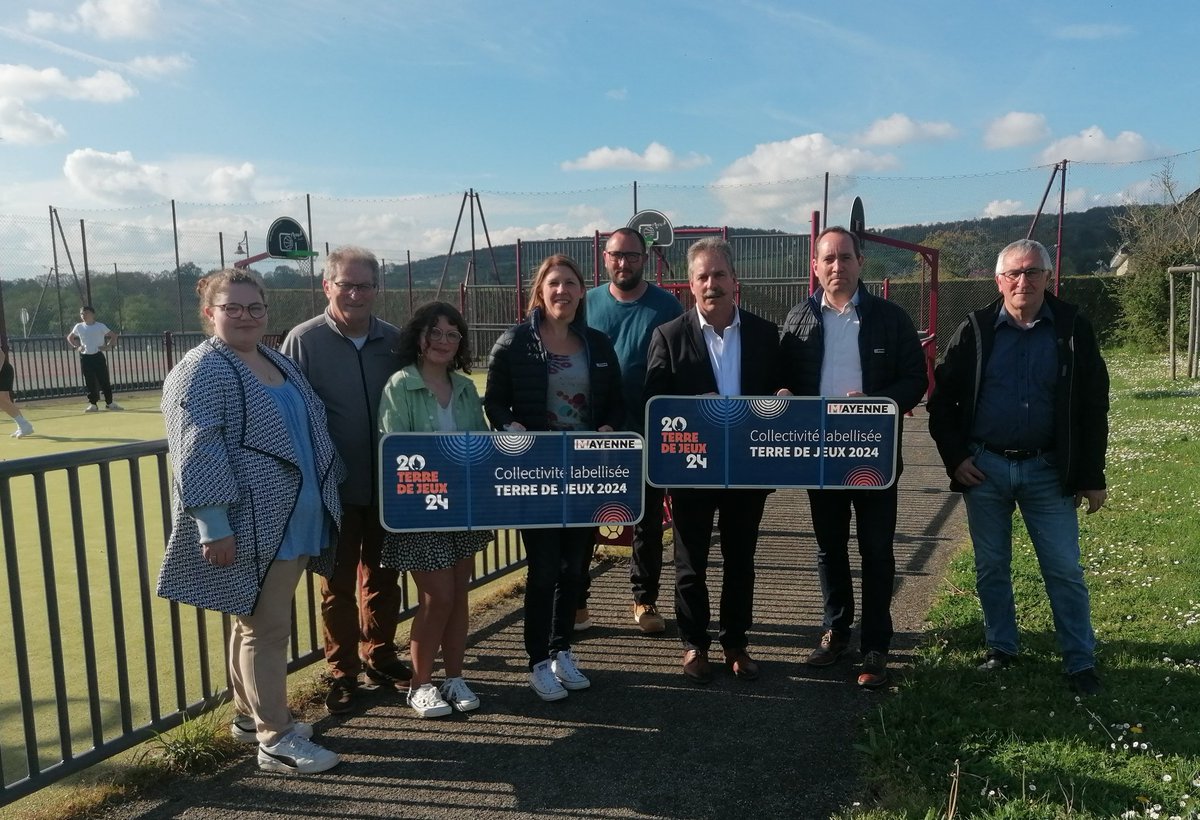 GALLOYERSandrin's tweet photo. Poursuite de notre après-midi de remise des panneaux #TerredeJeux2024 à #Bais, #Hambers et #Voutré.
@lamayenne @BalandraudJoel https://t.co/FRINi96oRL
