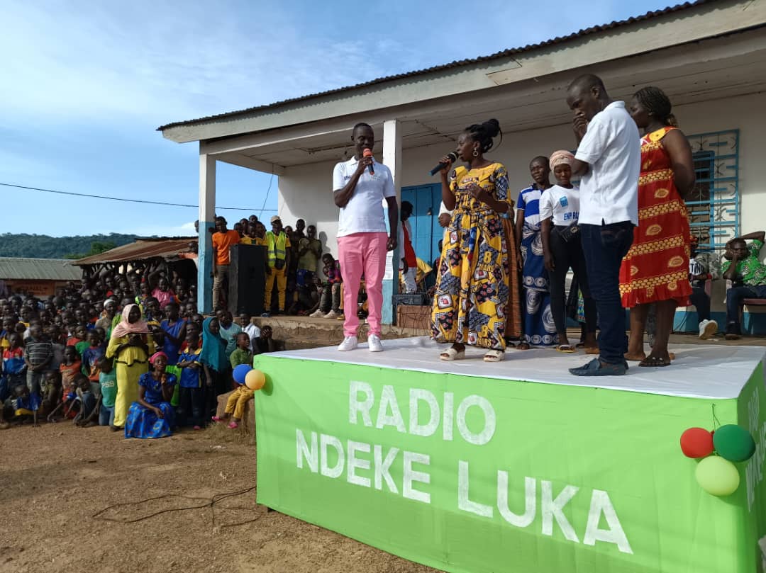 AbaloOuboule's tweet photo. @RadioNdekeLuka au plus près de ses auditeurs.trices de #Mobaye. L’acte 1 des émissions publiques sur la cohésion sociale, la coexistence pacifique et le vivre-ensemble vient de s’achever. Face à l’enthousiasme des populations, nécessité d’étendre l’action aux 4 coins du pays. https://t.co/fKtss0CTWN