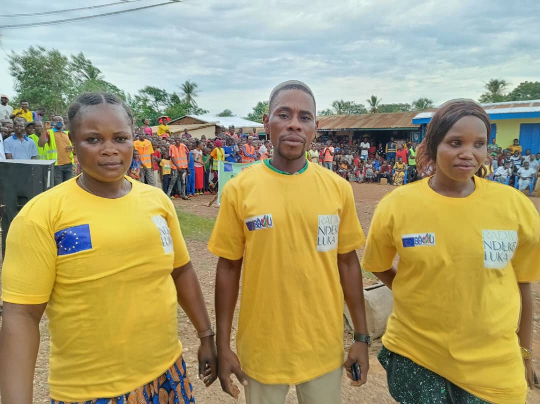 AbaloOuboule's tweet photo. @RadioNdekeLuka au plus près de ses auditeurs.trices de #Mobaye. L’acte 1 des émissions publiques sur la cohésion sociale, la coexistence pacifique et le vivre-ensemble vient de s’achever. Face à l’enthousiasme des populations, nécessité d’étendre l’action aux 4 coins du pays. https://t.co/fKtss0CTWN