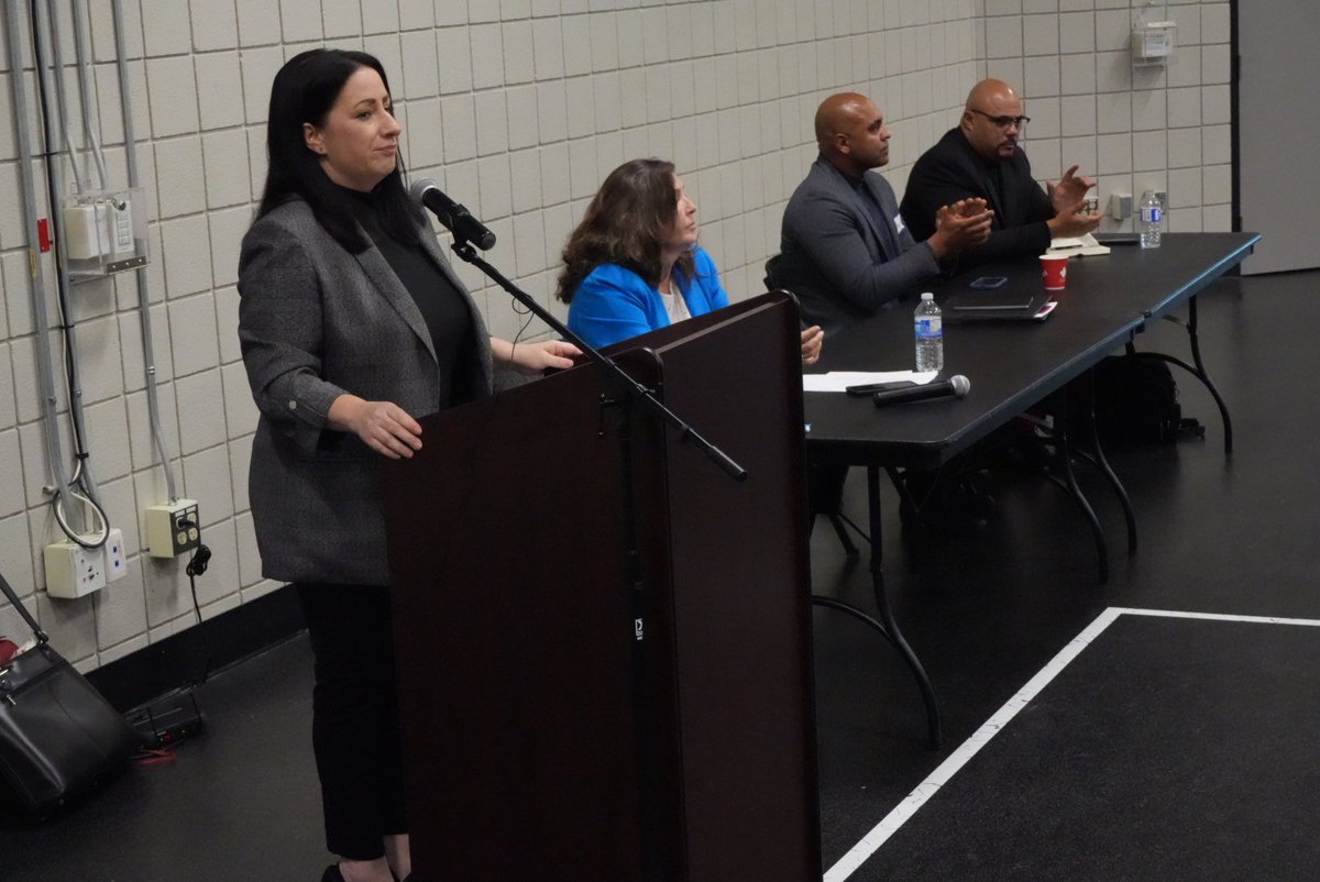 Burlington Public Safety Town Hall meeting taking place at this moment at the #mainwayrecreationcentre Knowledgeable speakers including MP Shannon Stubbs prepare to  address this ever so critical topic. #neighburburlington