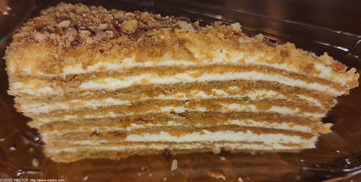 Взял пакет за 365 песо + 55 за апгрейд икрой и +15 за уху, итого $24 без чаевых. 
* Компот
* Бутер с икрой
* Уха с лососем
* Пельмешки с пюрешкой
* Медовик (взял на вынос, т.к. иначе рожа треснет)
- всё очень кошерно, как в лучших домах, рекомендую.