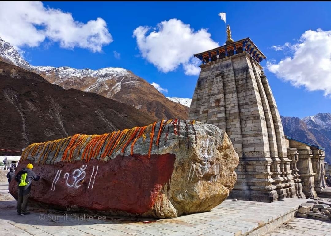 LostTemple7's tweet photo. God's Own Armour .Bhim Shila 🕉️

When fury of 2013 flashflood washed away everything, only thing that stood tall is Kedarnath Temple

This Shila became armour of Kedarnath &amp; protected it from ravages of surging waters.

Since then the rock is worshipped and called as "Bhim Shila" https://t.co/yI8wA6Lwo8