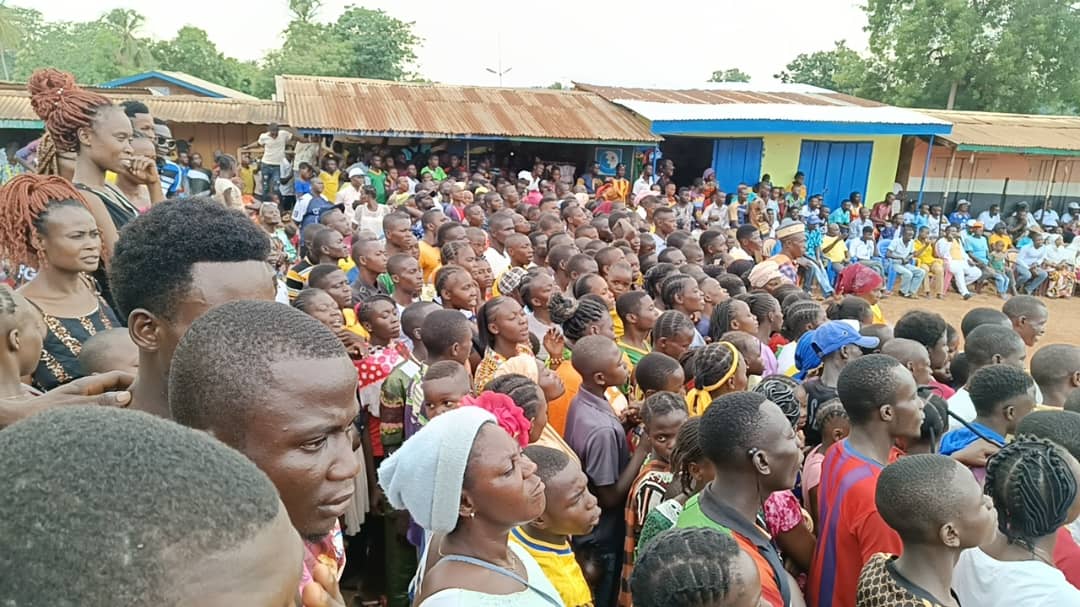 AbaloOuboule's tweet photo. @RadioNdekeLuka au plus près de ses auditeurs.trices de #Mobaye. L’acte 1 des émissions publiques sur la cohésion sociale, la coexistence pacifique et le vivre-ensemble vient de s’achever. Face à l’enthousiasme des populations, nécessité d’étendre l’action aux 4 coins du pays. https://t.co/fKtss0CTWN