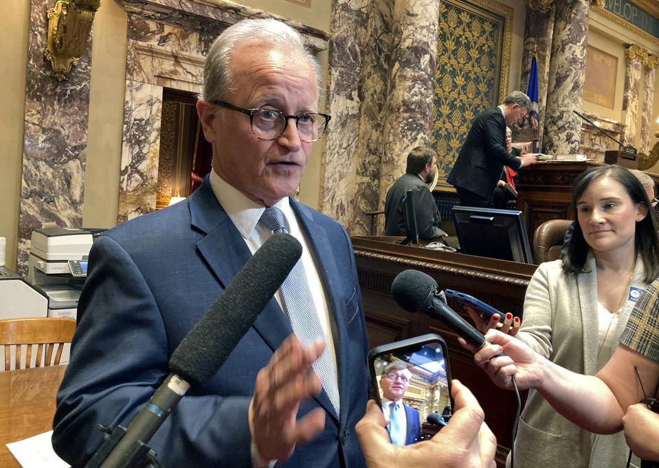 ForbesScience's tweet photo. Minnesota Lawmaker About Marijuana: ‘Just 2 Ounces Is Equivalent To 3 Joints’ https://t.co/UuuuqIJK1Y https://t.co/Og31UPTOpt