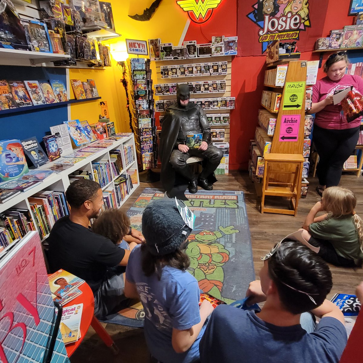 Batman story hour! THIS will be a reading memory that lasts a LIFETIME! Thank you so incredibly much Bat City Comics of Bradenton!
#SuncoastRemakeDays 
@remakelearningdays <a href="/SuncoastCGLR/">Suncoast GL Reading</a> <a href="/ThePattersonFdn/">The Patterson Foundation</a>
