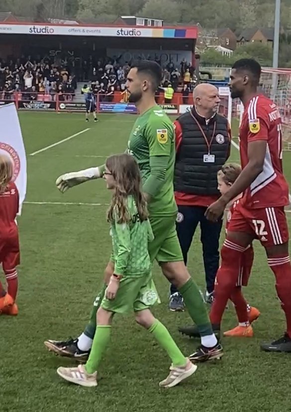 Thanks <a href="/22Mitov/">Dimitar Mitov</a> this absolutely made her day! 💛🖤