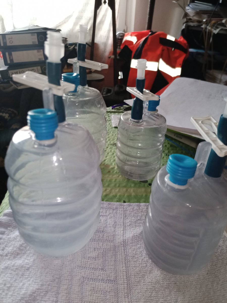 My first self recycled vacuum flasks. I first empty then of the wound water, then I cook it shortly with NaOh as to dissolve the meat still inside (like the cartels cook the corpses as to get rid of them) then I rinse rinse again with ethanol, finally I apply a very strong vacuum