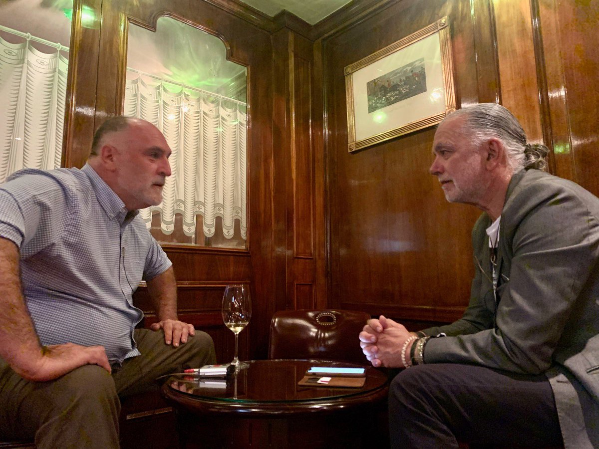 “La mejor manera de entender el mundo es estar cerca de los que no tienen voz” <a href="/joseandreschef/">José Andrés</a> en #CambiarSinCambiar un #Podcast de <a href="/miriapods/">Miriapods</a>