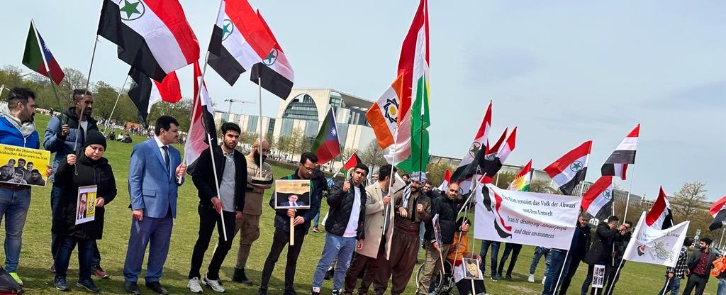 kabi_sadegh's tweet photo. متظاهرون الأحوازيون أمام البرلمان الألماني (البوندستاغ) يطالبون بحق تقرير المصير و بالانسحاب الفوري للمحتلين الإيرانيين من #الأحواز_المحتلة 

تظاهرکنندگان احوازى در مقابل پارلمان آلمان (بوندستاگ) خواستار خود مختارى و خروج فوری اشغالگران ایرانی از #احواز_اشغالى شدند 

#ACFH https://t.co/5AYoOsWiXW