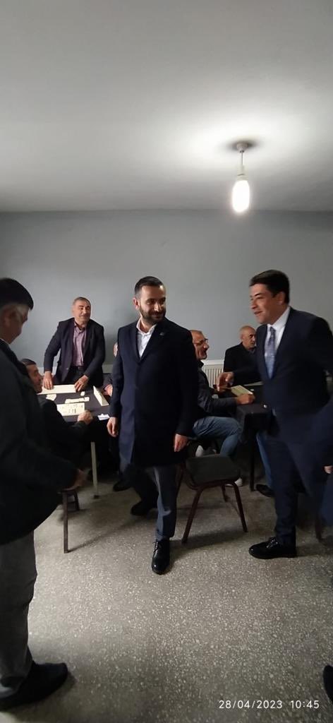 Devakirsehir's tweet photo. Millet ittifakı olarak Boztepe ilçemizin esnaflarınıın dertlerini dinledik  hasbihal ettik. #sanasözyinebaharlargelecek  @devapartisi  @alibabacan @mey https://t.co/OiQTwgCgVo