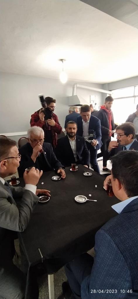 Devakirsehir's tweet photo. Millet ittifakı olarak Boztepe ilçemizin esnaflarınıın dertlerini dinledik  hasbihal ettik. #sanasözyinebaharlargelecek  @devapartisi  @alibabacan @mey https://t.co/OiQTwgCgVo