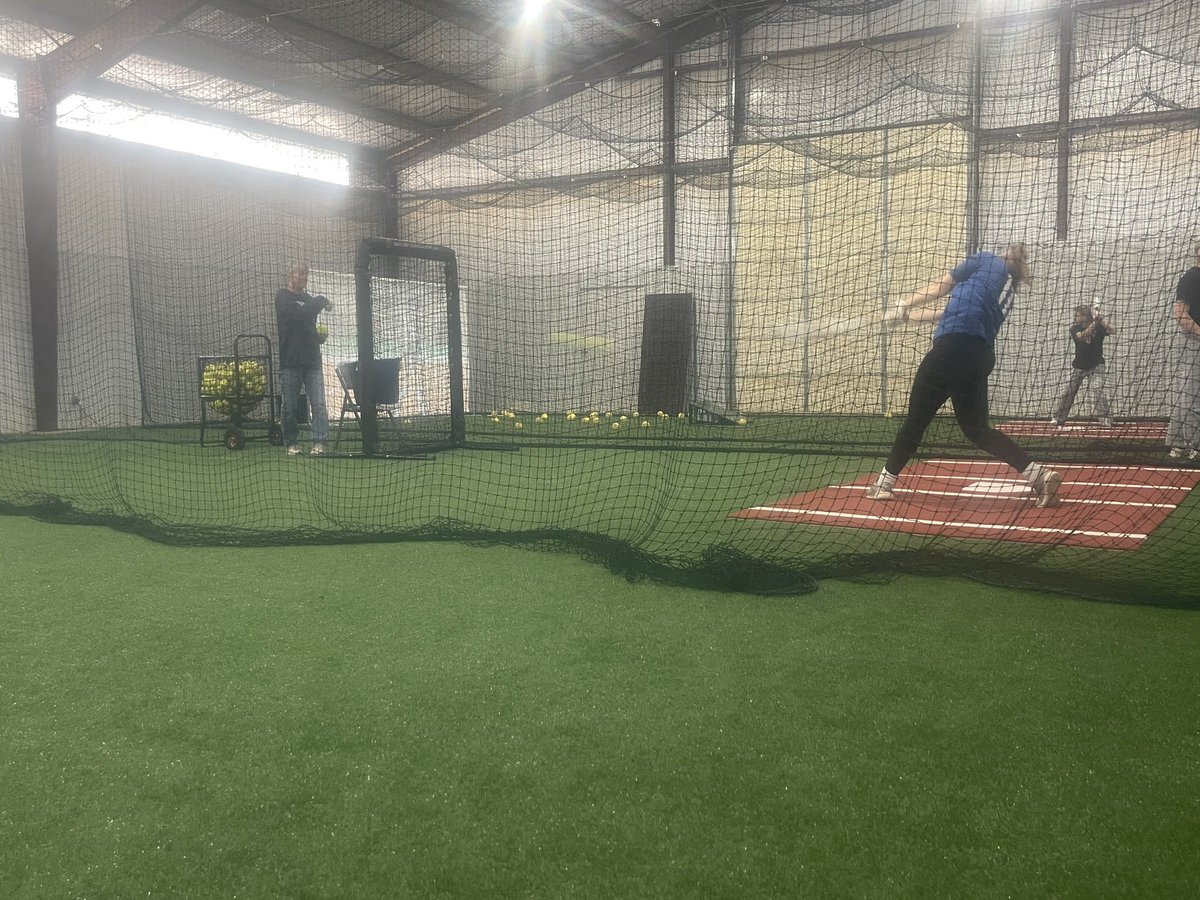 pwilsondtf's tweet photo. Our @LadyCommanderSB girls putting in work for Regionals Monday.   @isabella5wilson @__clairemiller https://t.co/yfhFuQUBZw