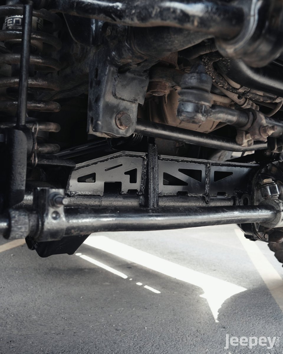jeepeycom's tweet photo. JK 2.8 CRD gets a Yukon 4.10 ratio axle regear with front and rear ARB diff locks, front axle truss &amp; gussets, ARB underseat compressor. Teraflex HD ball joints and Chromolly shafts. 

#wrangler #yukongearandaxle #arblockers #jeepjk #jkusquad #jeepey #jeepuk https://t.co/PDQgVLMB1O